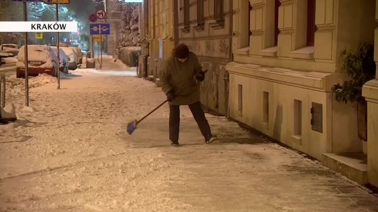 Trudne warunki na drogach w wielu miejscach Polski i kolejne ostrzeżenia przed śniegiem