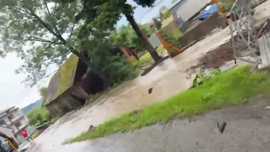 Trudny poranek w powiecie myślenickim. Strażacy usuwają skutki intensywnych opadów i burz