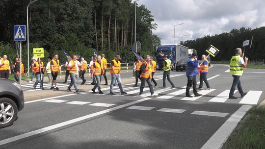 Trwa protest kolejarzy. Są utrudnienia przy autostradzie w Brzesku