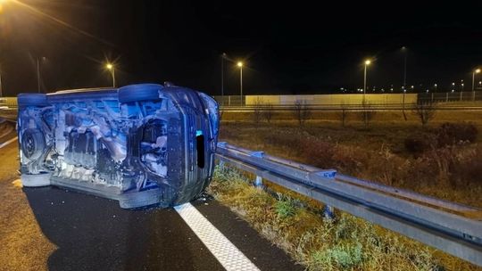 Trzech obcokrajowców w szpitalu po dachowaniu samochodu na autostradzie A4