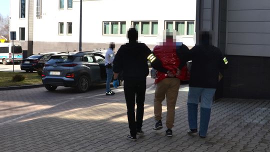 Trzech podejrzanych o usiłowanie wymuszenia rozbójniczego w rękach sądeckich policjantów