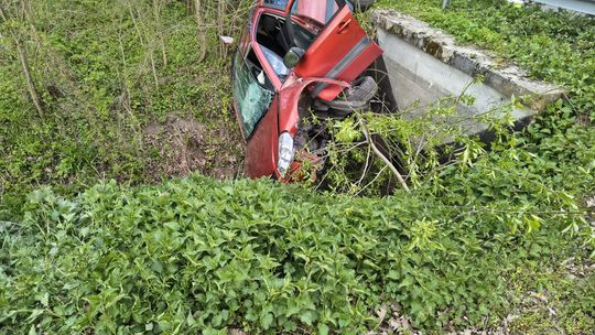 Trzy osoby poszkodowane w wypadku osobówki w powiecie dąbrowskim
