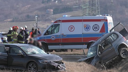 Trzy osoby trafiły do szpitala po wypadku na obwodnicy Wojnicza
