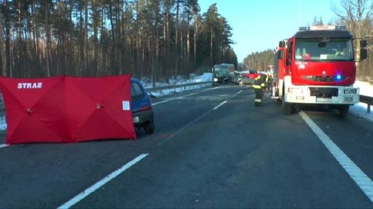 Trzy osoby zginęły w karambolu pod Olsztynem. W zderzeniu uczestniczył autobus z dziećmi