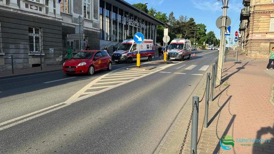 Trzy osoby zostały potrącone przez samochód na przejściu dla pieszych w Tarnowie