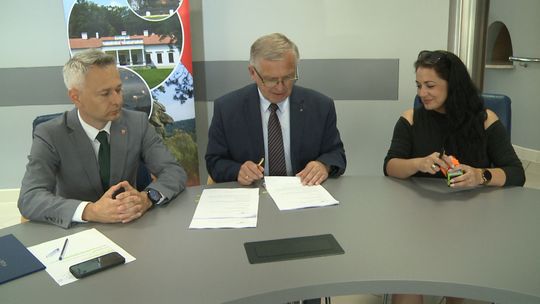Trzy umowy na infrastrukturę sportową przy szkołach Powiatu Tarnowskiego