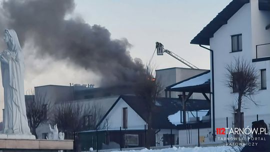 Tuchów. Pożar poddasza na budowie budynku użyteczności publicznej