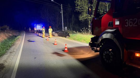 Tuchów. Samochód wypadł z drogi. Oplem podróżowały dwie osoby