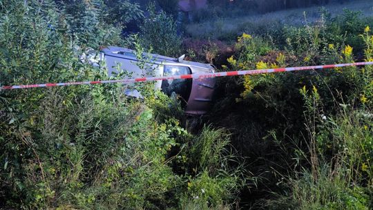 Uciekł po dachowaniu skradzionym autem. Wpadł w ręce dąbrowskich policjantów