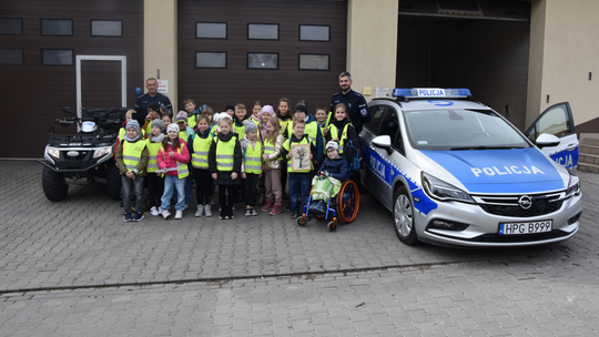 Uczniowie Szkoły Podstawowej w Stanisławicach z wizytą w Komendzie Powiatowej Policji w Bochni