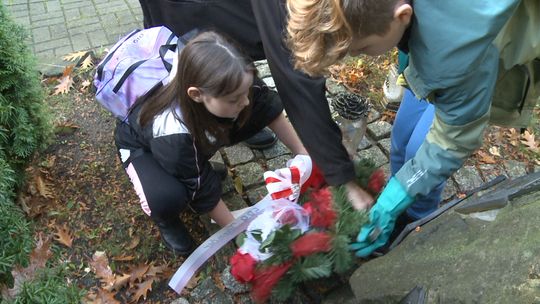 Uczniowie z tarnowskiej "dziewiątki" porządkowali groby na Starym Cmentarzu
