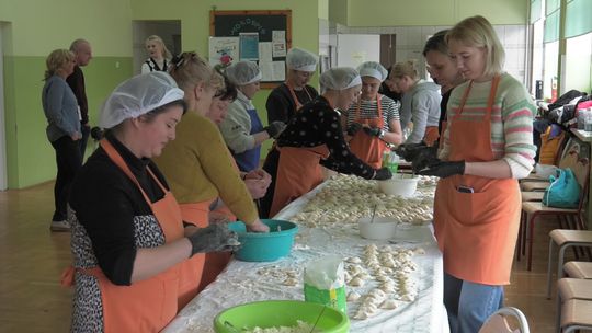 Ukraińskie gotowanie w Skrzyszowie. Mieszkańcy gminy po tradycyjne dania ustawiali się w kolejkach