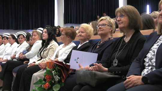 Uroczyste czepkowanie studentów pielęgniarstwa na Akdademii Tarnowskiej