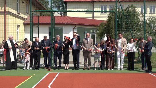 Uroczyste otwarcie nowego boiska wielofunkcyjnego w Trzcianie Uroczyste otwarcie nowego boiska wielofunkcyjnego w Trzcianie