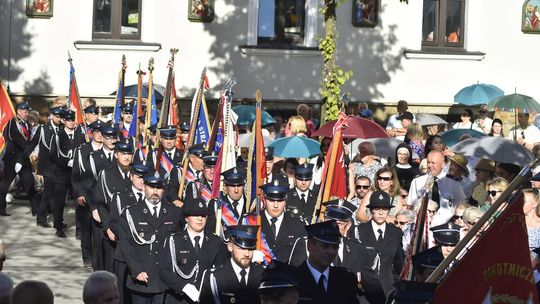 Uroczyste rozpoczęcie Wielkiego Odpustu Tuchowskiego 2025 – służby mundurowe u stóp Matki Bożej