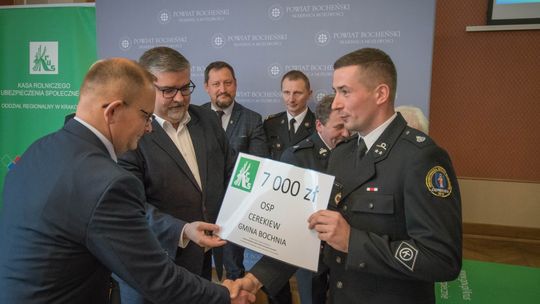 Uroczyste wręczenie voucherów dla jednostek OSP z Powiatu Bocheńskiego Uroczyste wręczenie voucherów dla jednostek OSP z Powiatu Bocheńskiego