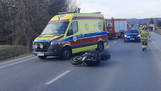 Uszew. Poszkodowany motocyklista po zderzeniu z samochodem