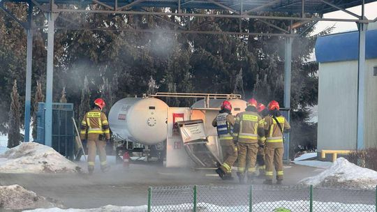 Uszkodzenie dystrybutora i wyciek gazu na stacji paliw pod Tarnowem