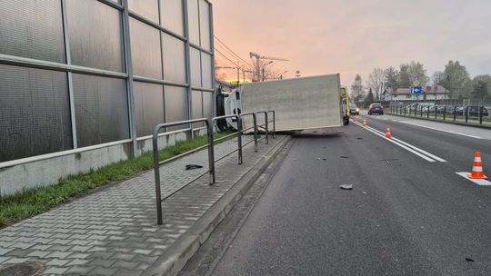 Utrudnienia na DK 94 w powiecie Brzeskim. Przewrócona ciężarówka blokuje pas ruchu