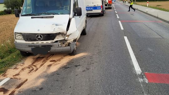 W Kończyskach doszło do zderzenia busa dostawczego z osobówką