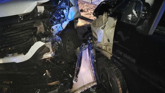 W Łękawce czołowo zderzyły się dwa samochody. Podróżowało nimi 5 osób 