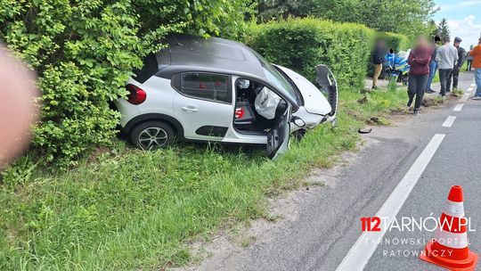 W Lisiej Górze samochód osobowy uderzył w przydrożny, betonowy mostek. Kierujący w szpitalu