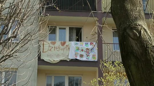 W podzięce dla służby zdrowia w Rzeszowie na balkonach pojawiły się specjalne banery