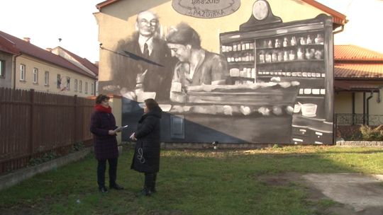 W Wojniczu powstał apteczny mural. Upamiętnia małżeństwo, które prowadziło aptekę