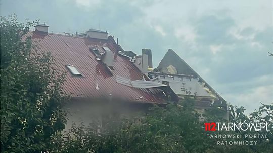 Wichura i ulewny deszcz w regionie. Są powalone drzewa i zerwane dachy Wichura i ulewny deszcz w regionie. Są powalone drzewa i zerwane dachy