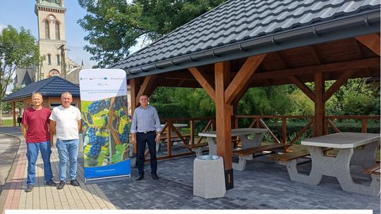 Wietrzychowice z nową infrastrukturą dla rowerzystów. Odebrano wiatę turystyczną w centrum miejscowości