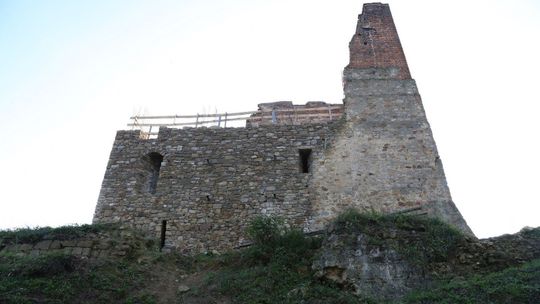 Wieża zamku w Melsztynie ma już przeszło 7 metrów