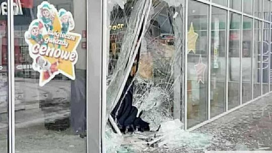 Wjechał do sklepu. Zapomniał, że zima.