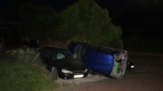 Wjechał pijany na posesję, uszkodził inne samochody i uciekł