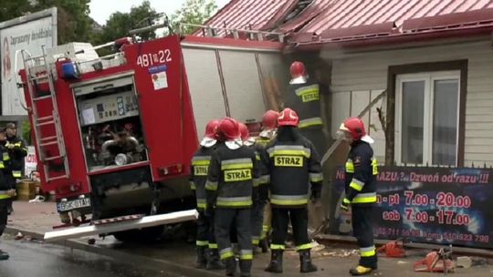 Wóz strażacki wbił się w budynek mieszkalny w Sokółce. Jechał na akcję, gdy uderzył w niego samochód