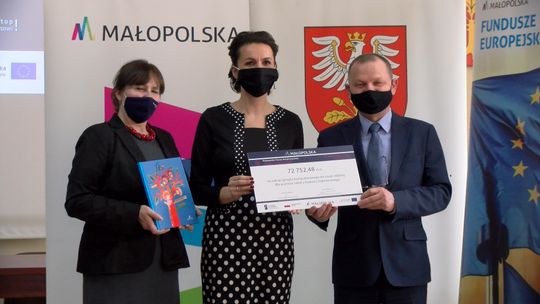 Wręczenie promes na zakup sprzętu do edukacji zdalnej dla uczniów z powiatu dąbrowskiego 
