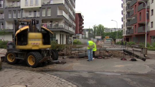 Wrocław. Uszkodzenie gazociągu. Koparka i dwa samochody w płomieniach, 700 osób ewakuowanych