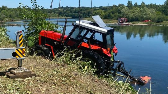 Wyciągnięto z Dunajca ciągnik, który wczoraj wpadł do rzeki Wyciągnięto z Dunajca ciągnik, który wczoraj wpadł do rzeki