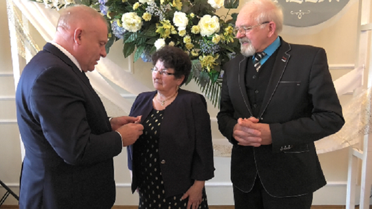 Wyjątkowe wydarzenie w Gminie Tarnów. Ponad 40 par świętowało 50-lecie pożycia małżeńskiego
