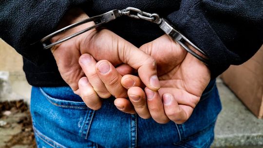 Wyłudzili co najmniej 2,3 mln zł z pomocy covidowej. Małopolska Policja zatrzymała 13 osób, w tym organizatorów przestępczego procederu.