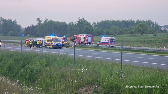 Wypadek busa na autostradzie A4 pod Tarnowem. Poszkodowani trafili do szpitala