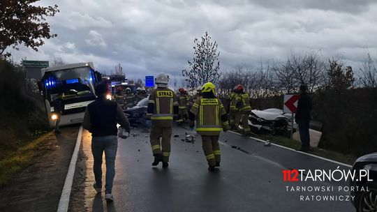 Wypadek dwóch samochodów osobowych w Rzepienniku Suchym. Autobus wpadł do rowu Wypadek dwóch samochodów osobowych w Rzepienniku Suchym. Autobus wpadł do rowu