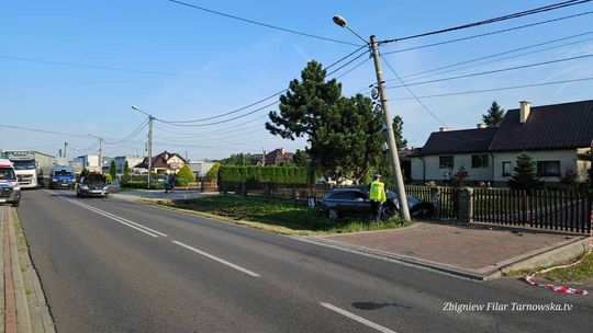 Wypadek dwóch samochodów w Skrzyszowie. Uszkodzony słup energetyczny