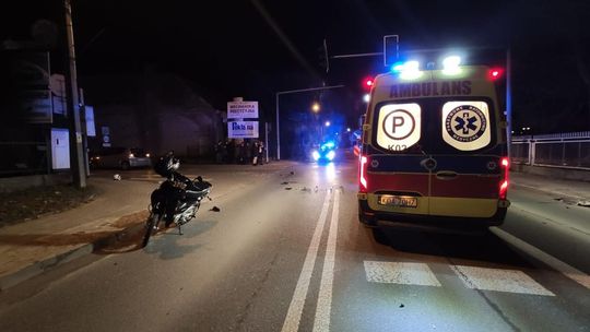 Wypadek motoroweru i samochodu osobowego w Dąbrowie Tarnowskiej. Młody chłopak w ciężkim stanie
