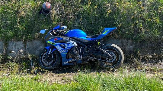 Wypadek motocyklisty w Swarzowie. 24-letni mężczyzna trafił do szpitala w ciężkim stanie [ZDJĘCIA]