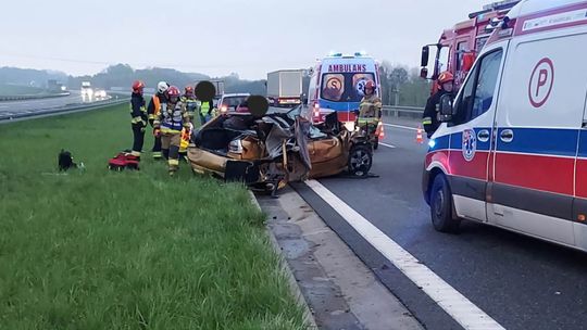 Wypadek na A4 pod Tarnowem. Samochód osobowy uderzył w ciężarówke