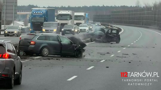 Wypadek na autostradzie A4 pod Tarnowem. Są osoby poszkodowane. Śmigłowiec LPR na miejscu