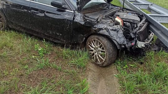 Wypadek na autostradzie pod Tarnowem. Samochód uderzył w bariery