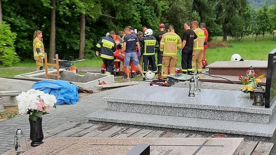Wypadek na cmentarzu pod Wieliczką. Lądował śmigłowiec LPR