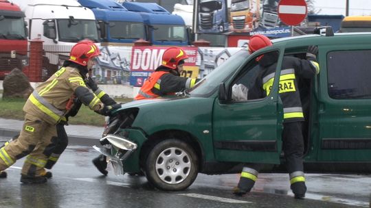 Wypadek na DK 73 w Dąbrowie Tarnowskiej. Dwie osoby trafiły do szpitala