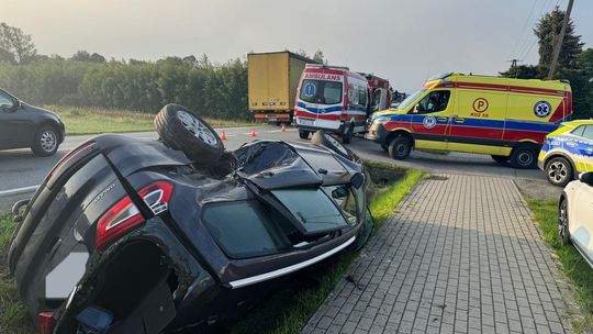 Wypadek na DK75 w Czchowie. Dwa auta w rowie, jedna osoba poszkodowana